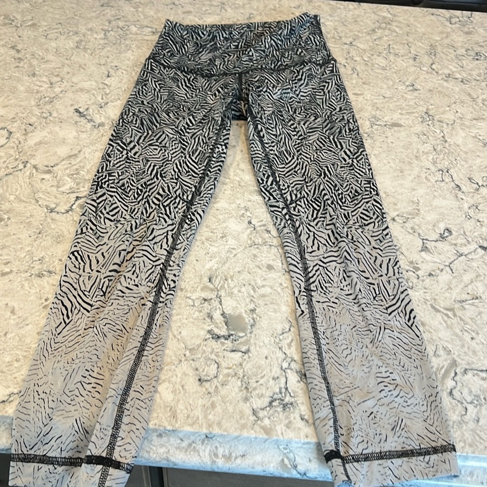 Lululemon winder Under crop Nulux Dazzle Alpine white/black/green